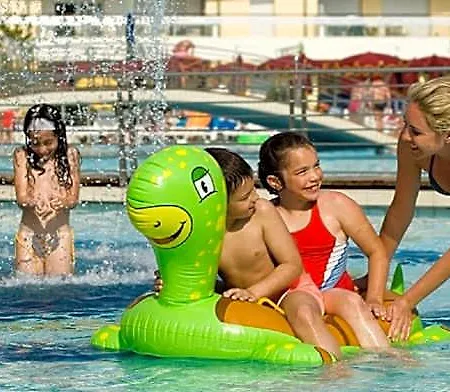 Gracious 3 Flat With Pool 3* Μπιμπιόνε